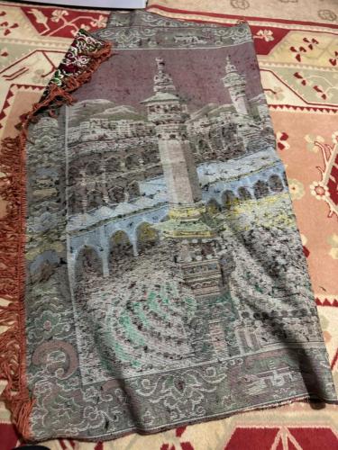 Kabe Motifli Büyük Boy Kadife Duvar Halısı / Kilim Boyut 185 x 122 cm (Geniş ve gösterişli boyutlardadır). Canlı renklerle işlenmiş, detaylı Kabe ve Mescid-i Haram manzaralı. Yumuşak kadife dokulu, kaliteli ve parlak kumaş. Yırtığı söküğü yok.