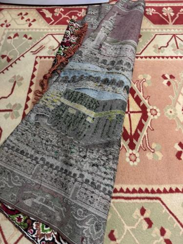 Kabe Motifli Büyük Boy Kadife Duvar Halısı / Kilim Boyut 185 x 122 cm (Geniş ve gösterişli boyutlardadır). Canlı renklerle işlenmiş, detaylı Kabe ve Mescid-i Haram manzaralı. Yumuşak kadife dokulu, kaliteli ve parlak kumaş. Yırtığı söküğü yok.