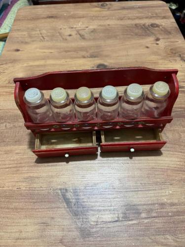 Vintage Ahşap Baharatlık Takımı El boyaması çiçek motifli, kırmızı lake ahşap stand ve   6 adet cam baharat şişesi ve alt kısımda 2 adet fonksiyonel küçük çekmece mevcuttur.