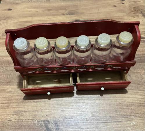 Vintage Ahşap Baharatlık Takımı El boyaması çiçek motifli, kırmızı lake ahşap stand ve   6 adet cam baharat şişesi ve alt kısımda 2 adet fonksiyonel küçük çekmece mevcuttur.