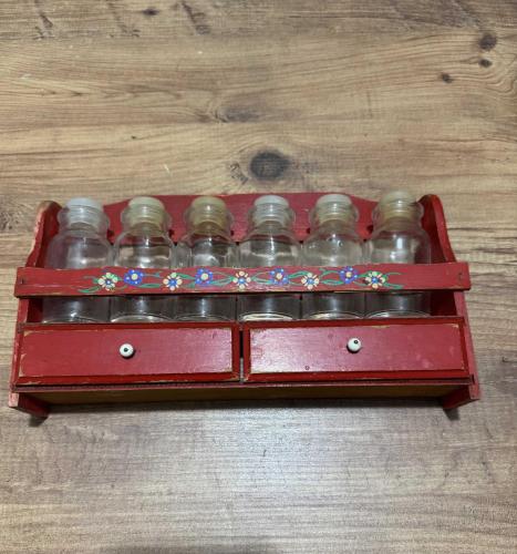 Vintage Ahşap Baharatlık Takımı El boyaması çiçek motifli, kırmızı lake ahşap stand ve   6 adet cam baharat şişesi ve alt kısımda 2 adet fonksiyonel küçük çekmece mevcuttur.