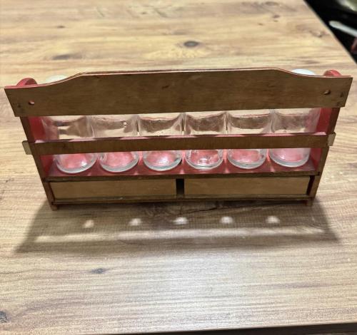Vintage Ahşap Baharatlık Takımı El boyaması çiçek motifli, kırmızı lake ahşap stand ve   6 adet cam baharat şişesi ve alt kısımda 2 adet fonksiyonel küçük çekmece mevcuttur.