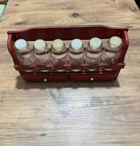 Vintage Ahşap Baharatlık Takımı El boyaması çiçek motifli, kırmızı lake ahşap stand ve   6 adet cam baharat şişesi ve alt kısımda 2 adet fonksiyonel küçük çekmece mevcuttur.
