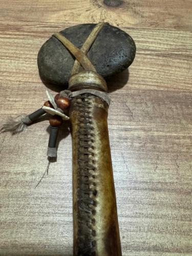 Antika Kuzey Amerika Yerli (Kızılderili) kültürüne dayanan bir Tomahawk (Taş Balta) 1800’lı Yılların sonu Özel El İşçiliği Deri Kaplama Etnik Taş Balta (Tomahawk) Boy 43 cm