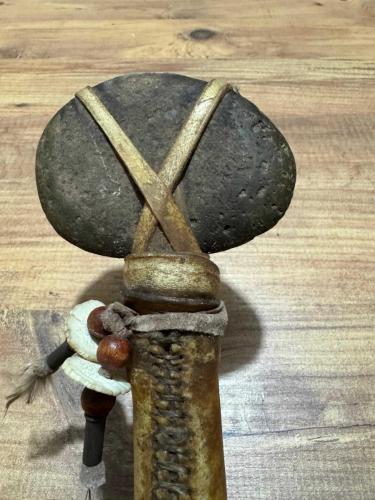 Antika Kuzey Amerika Yerli (Kızılderili) kültürüne dayanan bir Tomahawk (Taş Balta) 1800’lı Yılların sonu Özel El İşçiliği Deri Kaplama Etnik Taş Balta (Tomahawk) Boy 43 cm