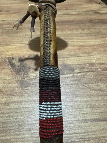 Antika Kuzey Amerika Yerli (Kızılderili) kültürüne dayanan bir Tomahawk (Taş Balta) 1800’lı Yılların sonu Özel El İşçiliği Deri Kaplama Etnik Taş Balta (Tomahawk) Boy 43 cm
