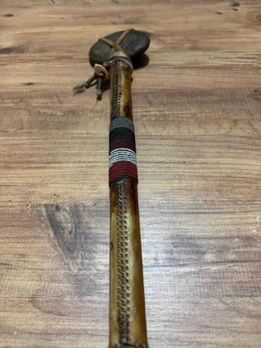Antika Kuzey Amerika Yerli (Kızılderili) kültürüne dayanan bir Tomahawk (Taş Balta) 1800’lı Yılların sonu Özel El İşçiliği Deri Kaplama Etnik Taş Balta (Tomahawk) Boy 43 cm