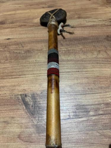 Antika Kuzey Amerika Yerli (Kızılderili) kültürüne dayanan bir Tomahawk (Taş Balta) 1800’lı Yılların sonu Özel El İşçiliği Deri Kaplama Etnik Taş Balta (Tomahawk) Boy 43 cm