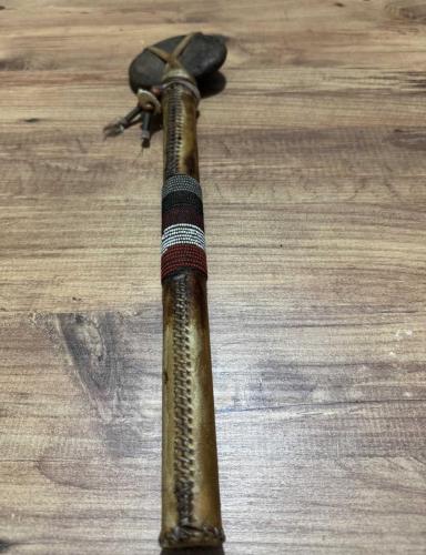 Antika Kuzey Amerika Yerli (Kızılderili) kültürüne dayanan bir Tomahawk (Taş Balta) 1800’lı Yılların sonu Özel El İşçiliği Deri Kaplama Etnik Taş Balta (Tomahawk) Boy 43 cm