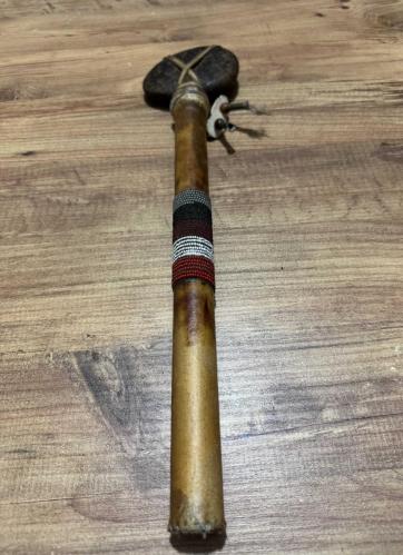 Antika Kuzey Amerika Yerli (Kızılderili) kültürüne dayanan bir Tomahawk (Taş Balta) 1800’lı Yılların sonu Özel El İşçiliği Deri Kaplama Etnik Taş Balta (Tomahawk) Boy 43 cm