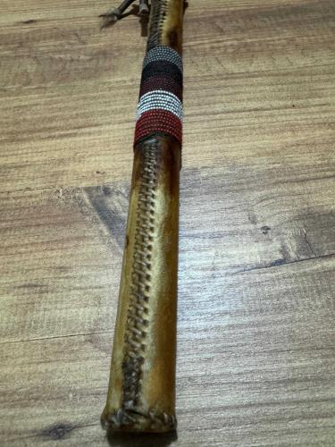 Antika Kuzey Amerika Yerli (Kızılderili) kültürüne dayanan bir Tomahawk (Taş Balta) 1800’lı Yılların sonu Özel El İşçiliği Deri Kaplama Etnik Taş Balta (Tomahawk) Boy 43 cm