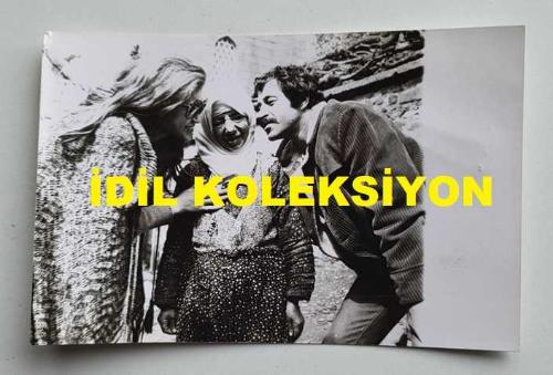 OYUNCU ve SES SANATÇISI SERPİL ÖRÜMCER'İN ORİJİNAL FOTOĞRAFI - 14 x 9 cm EBADINDA - SERPİL ÖRÜMCER, ŞARKICI BERKANT'LA BİRLİKTE HAYRİYE BACI'YA FAL BAKTIRIRKEN ÇEKİLMİŞ BİR KARE