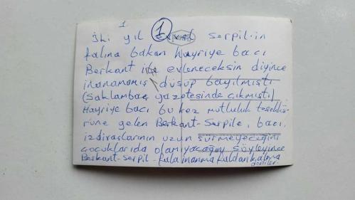 OYUNCU ve SES SANATÇISI SERPİL ÖRÜMCER'İN ORİJİNAL FOTOĞRAFI - 14 x 9 cm EBADINDA - SERPİL ÖRÜMCER, ŞARKICI BERKANT'LA BİRLİKTE HAYRİYE BACI'YA FAL BAKTIRIRKEN ÇEKİLMİŞ BİR KARE