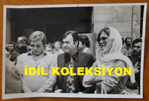 SES SANATÇISI SERPİL ÖRÜMCER'İN ORİJİNAL FOTOĞRAFI - 18 x 12 cm EBADINDA - SERPİL ÖRÜMCER, KLÜP 33'ÜN SAHİBİ RAFET ALTUNIŞIK'IN CENAZE TÖRENİNDEYKEN ÇEKİLMİŞ BİR KARE. 12 HAZİRAN 1977