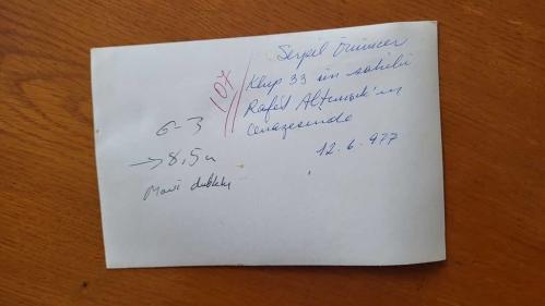 SES SANATÇISI SERPİL ÖRÜMCER'İN ORİJİNAL FOTOĞRAFI - 18 x 12 cm EBADINDA - SERPİL ÖRÜMCER, KLÜP 33'ÜN SAHİBİ RAFET ALTUNIŞIK'IN CENAZE TÖRENİNDEYKEN ÇEKİLMİŞ BİR KARE. 12 HAZİRAN 1977