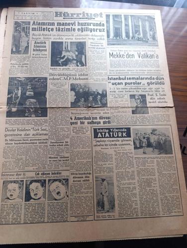 Hürriyet Gazetesi - Turkish Newspaper - 10 Kasım 1954 - Atatürk'ün tam sayfa resmi kapak fotoğrafı - Atatürk'ün son Cumhuriyet Bayramı yazan Şükrü Kaya - 10 Kasım yazan Vasfi Raşid Sevig - dünya gazeteleri ne diyor - Atatürk'ün manevi huzurunda milletçe tazimle eğiliyoruz - Atatürk kız lisesi 4D talebeleri büyük Ata'nın huzurunda Fotoğrafı - Atatürk filminin hikayesi 15 güne kadar tamamlanacak - devlet ve kirli Mükerrem Sarol'un Türk Sesi gazetesine dair demeci - inkılap yıllarında Atatürk hazırlayan Hikmet Bil - İstanbul semalarında dün uçan purolar görüldü - bayrağımıza tecavüz eden 4 amerikalının davası yeni bir safhaya girdi  Fotoğrafı - Atatürk'ten hatıralar - Atatürk 8 inci Edward'ın elini tutarak Türk topraklarına çıkartıyor Fotoğrafı - Atatürk'ün sağlığında sık sık yapmış olduğu memleket gezilerinden birinde görüyoruz Fotoğrafı - 16 yıl sonra yazan Nizamettin Nazif - kumarbazlar cenneti Las Vegas - Lig maçlarında cumartesi günü devam  - Atatürk'ün söylediği - 10 Kasım 1938