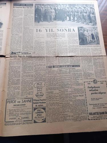 Hürriyet Gazetesi - Turkish Newspaper - 10 Kasım 1954 - Atatürk'ün tam sayfa resmi kapak fotoğrafı - Atatürk'ün son Cumhuriyet Bayramı yazan Şükrü Kaya - 10 Kasım yazan Vasfi Raşid Sevig - dünya gazeteleri ne diyor - Atatürk'ün manevi huzurunda milletçe tazimle eğiliyoruz - Atatürk kız lisesi 4D talebeleri büyük Ata'nın huzurunda Fotoğrafı - Atatürk filminin hikayesi 15 güne kadar tamamlanacak - devlet ve kirli Mükerrem Sarol'un Türk Sesi gazetesine dair demeci - inkılap yıllarında Atatürk hazırlayan Hikmet Bil - İstanbul semalarında dün uçan purolar görüldü - bayrağımıza tecavüz eden 4 amerikalının davası yeni bir safhaya girdi  Fotoğrafı - Atatürk'ten hatıralar - Atatürk 8 inci Edward'ın elini tutarak Türk topraklarına çıkartıyor Fotoğrafı - Atatürk'ün sağlığında sık sık yapmış olduğu memleket gezilerinden birinde görüyoruz Fotoğrafı - 16 yıl sonra yazan Nizamettin Nazif - kumarbazlar cenneti Las Vegas - Lig maçlarında cumartesi günü devam  - Atatürk'ün söylediği - 10 Kasım 1938