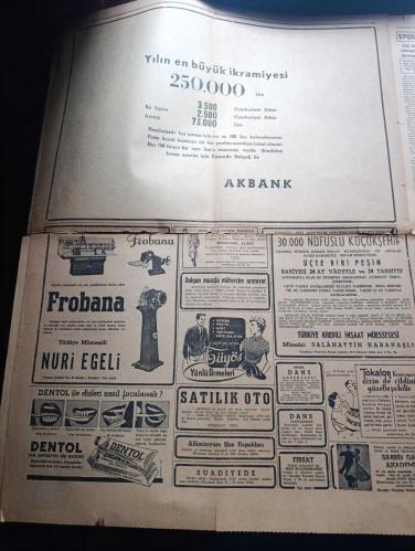 Hürriyet Gazetesi - Turkish Newspaper - 10 Kasım 1954 - Atatürk'ün tam sayfa resmi kapak fotoğrafı - Atatürk'ün son Cumhuriyet Bayramı yazan Şükrü Kaya - 10 Kasım yazan Vasfi Raşid Sevig - dünya gazeteleri ne diyor - Atatürk'ün manevi huzurunda milletçe tazimle eğiliyoruz - Atatürk kız lisesi 4D talebeleri büyük Ata'nın huzurunda Fotoğrafı - Atatürk filminin hikayesi 15 güne kadar tamamlanacak - devlet ve kirli Mükerrem Sarol'un Türk Sesi gazetesine dair demeci - inkılap yıllarında Atatürk hazırlayan Hikmet Bil - İstanbul semalarında dün uçan purolar görüldü - bayrağımıza tecavüz eden 4 amerikalının davası yeni bir safhaya girdi  Fotoğrafı - Atatürk'ten hatıralar - Atatürk 8 inci Edward'ın elini tutarak Türk topraklarına çıkartıyor Fotoğrafı - Atatürk'ün sağlığında sık sık yapmış olduğu memleket gezilerinden birinde görüyoruz Fotoğrafı - 16 yıl sonra yazan Nizamettin Nazif - kumarbazlar cenneti Las Vegas - Lig maçlarında cumartesi günü devam  - Atatürk'ün söylediği - 10 Kasım 1938