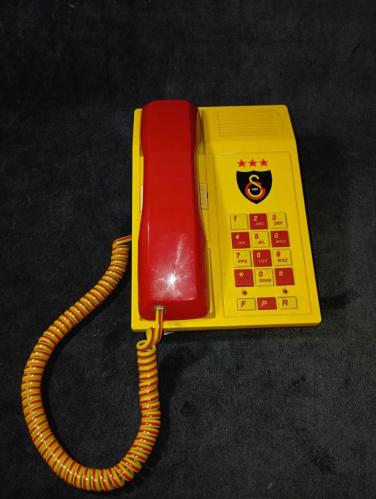 KOLEKSiYONLUK ViNTAGE Galatasaray  telefonu Orjinal lisanslı Galatasaray sabit hatlı telefon.  çok iyi durumda  resimlerdeki haliyle koleksiyon dekorluk