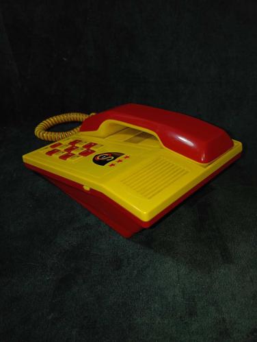 KOLEKSiYONLUK ViNTAGE Galatasaray  telefonu Orjinal lisanslı Galatasaray sabit hatlı telefon.  çok iyi durumda  resimlerdeki haliyle koleksiyon dekorluk