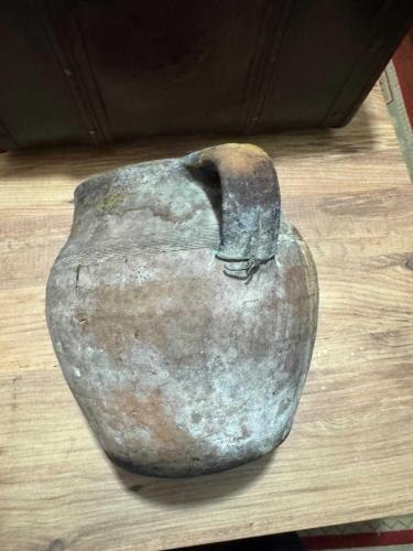 Antika El Yapımı Toprak Amfora Küp Kondisyonu Yüksek Tamamen el işçiliği ile form verilmiş, yaşanmışlık izlerini taşıyan antika toprak amfora. Formu oldukça dengeli ve karakteristik bir duruşa sahiptir. Çatlağı veya kırığı bulunmamaktadır; kondisyonu dekoratif kullanım için mükemmeldir. Evinizde, bahçenizde veya ofisinizde otantik bir köşe yaratmak için eşsiz bir parçadır. Yükseklik: 22 cm Genişlik (Çap): 22 cm  Ağız Çapı: 16 cm