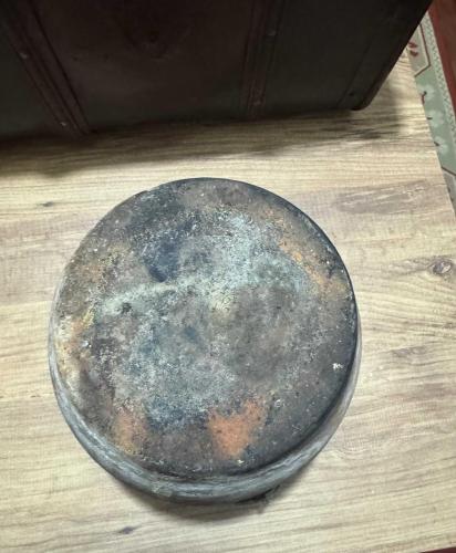Antika El Yapımı Toprak Amfora Küp Kondisyonu Yüksek Tamamen el işçiliği ile form verilmiş, yaşanmışlık izlerini taşıyan antika toprak amfora. Formu oldukça dengeli ve karakteristik bir duruşa sahiptir. Çatlağı veya kırığı bulunmamaktadır; kondisyonu dekoratif kullanım için mükemmeldir. Evinizde, bahçenizde veya ofisinizde otantik bir köşe yaratmak için eşsiz bir parçadır. Yükseklik: 22 cm Genişlik (Çap): 22 cm  Ağız Çapı: 16 cm