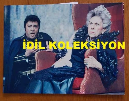 TÜRKİYE'NİN İLK OPERA SANATÇILARINDAN SOPRANO BELKIS ARAN'IN ORİJİNAL BÜYÜK BOY FOTOĞRAFI - 24 x 17,5 cm EBADINDA - BELKIS ARAN, EROL URAS'LA BİRLİKTE SAHNEDEYKEN ÇEKİLMİŞ BİR KARE ''MAÇA KIZI'' 1990