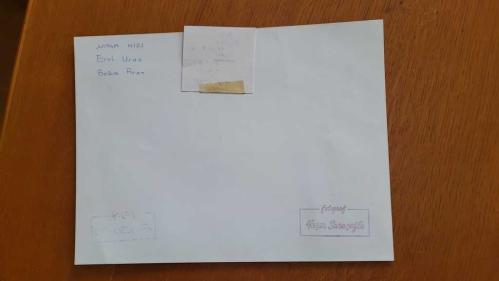 TÜRKİYE'NİN İLK OPERA SANATÇILARINDAN SOPRANO BELKIS ARAN'IN ORİJİNAL BÜYÜK BOY FOTOĞRAFI - 24 x 17,5 cm EBADINDA - BELKIS ARAN, EROL URAS'LA BİRLİKTE SAHNEDEYKEN ÇEKİLMİŞ BİR KARE ''MAÇA KIZI'' 1990