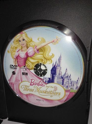 Dvd Barbie ve üç silahşörler Barbie and the three musketeers. Orijinal. Türkçe dublaj. Çalışmasını etkilemeyen çizikler var, sorunsuz çalışıyor. Koleksiyonluk