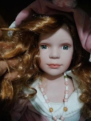 KOLEKSİYONLUK 70 CM PORSELEN BEBEK, KAFASI DÖNER EKLEMLİ ÇOK GÜZEL BEBEK UZUN KIZIL SAÇLI, YEŞİL GÖZLÜ