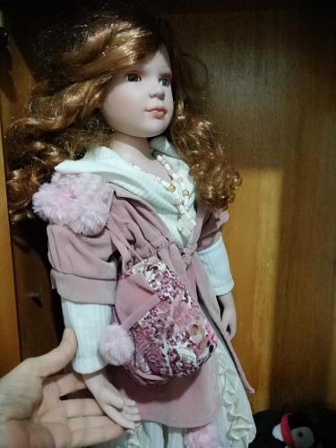 KOLEKSİYONLUK 70 CM PORSELEN BEBEK, KAFASI DÖNER EKLEMLİ ÇOK GÜZEL BEBEK UZUN KIZIL SAÇLI, YEŞİL GÖZLÜ