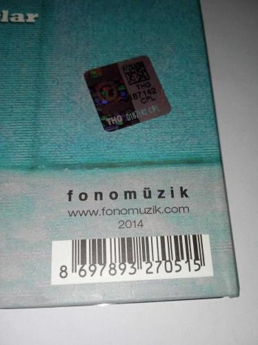 Cd Yüzyüzeyken konuşuruz otoban sıcağı albümü. Orijinal 2014. Dinlemeyi etkilemeyen yoğun çizikler var. Baştan sona dinlendi sorunsuz çalışıyor