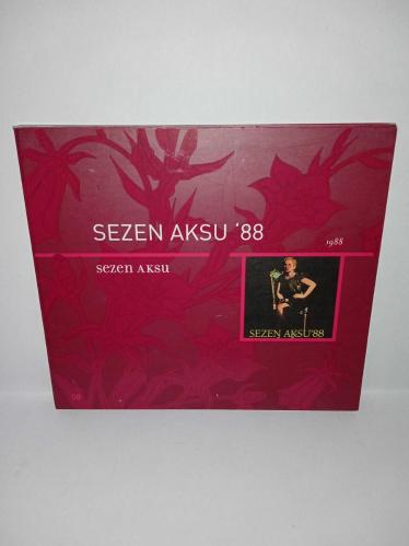 Cd Sezen Aksu 88 albümü. Orijinal Digipack versiyon. Kitapçık yok. Dinlemeyi etkilemeyen yoğun çizikler var. Baştan sona dinlendi sorunsuz çalışıyor.    Sarışın, Geçer, Sultan Süleyman, El Gibi, Unut, Oldu Mu?, Kavaklar, Bir Çocuk Sevdim, Hasret, Bir Kuş Uçur (Hep Karanlık), Hayır, Seni İstiyorum
