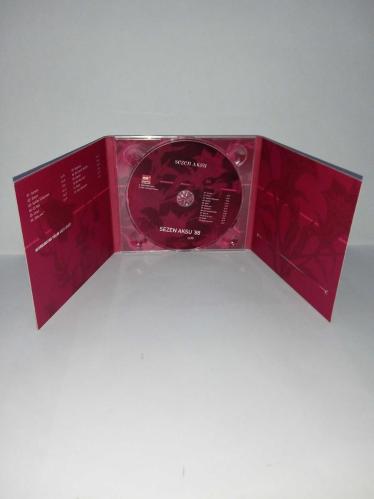 Cd Sezen Aksu 88 albümü. Orijinal Digipack versiyon. Kitapçık yok. Dinlemeyi etkilemeyen yoğun çizikler var. Baştan sona dinlendi sorunsuz çalışıyor.    Sarışın, Geçer, Sultan Süleyman, El Gibi, Unut, Oldu Mu?, Kavaklar, Bir Çocuk Sevdim, Hasret, Bir Kuş Uçur (Hep Karanlık), Hayır, Seni İstiyorum