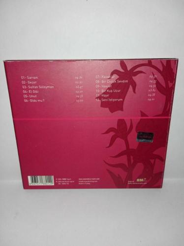 Cd Sezen Aksu 88 albümü. Orijinal Digipack versiyon. Kitapçık yok. Dinlemeyi etkilemeyen yoğun çizikler var. Baştan sona dinlendi sorunsuz çalışıyor.    Sarışın, Geçer, Sultan Süleyman, El Gibi, Unut, Oldu Mu?, Kavaklar, Bir Çocuk Sevdim, Hasret, Bir Kuş Uçur (Hep Karanlık), Hayır, Seni İstiyorum