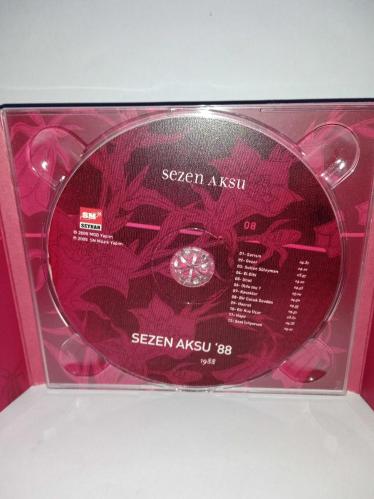 Cd Sezen Aksu 88 albümü. Orijinal Digipack versiyon. Kitapçık yok. Dinlemeyi etkilemeyen yoğun çizikler var. Baştan sona dinlendi sorunsuz çalışıyor.    Sarışın, Geçer, Sultan Süleyman, El Gibi, Unut, Oldu Mu?, Kavaklar, Bir Çocuk Sevdim, Hasret, Bir Kuş Uçur (Hep Karanlık), Hayır, Seni İstiyorum