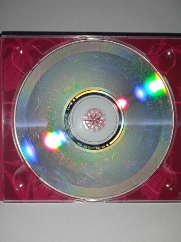 Cd Sezen Aksu 88 albümü. Orijinal Digipack versiyon. Kitapçık yok. Dinlemeyi etkilemeyen yoğun çizikler var. Baştan sona dinlendi sorunsuz çalışıyor.    Sarışın, Geçer, Sultan Süleyman, El Gibi, Unut, Oldu Mu?, Kavaklar, Bir Çocuk Sevdim, Hasret, Bir Kuş Uçur (Hep Karanlık), Hayır, Seni İstiyorum