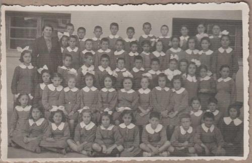 EĞİTİM TARİHİ -  1940 YILI ANKARA İNÖNÜ İLKOKULU SİYAH ÖNLÜKLÜ ÖĞRENCİLER TOPLU HALDE SİYAH BEYAZ FOTOĞRAF