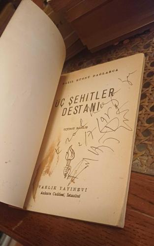 ÜÇ ŞEHİTLER DESTANI ( Yazarından İthaflı /  İMZALI )
