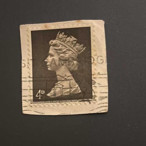 İngiltere Pulu - England Stamp - Mektup Zarfından Kesilmiş / Postadan Geçmiş Pul Filateli - DAMGALI - KRALİÇE II. ELIZABETH TEMALI PUL, 4 PARA - YABANCI PULLAR-NOSTALJİK DOĞUM GÜNÜ HEDİYESİ