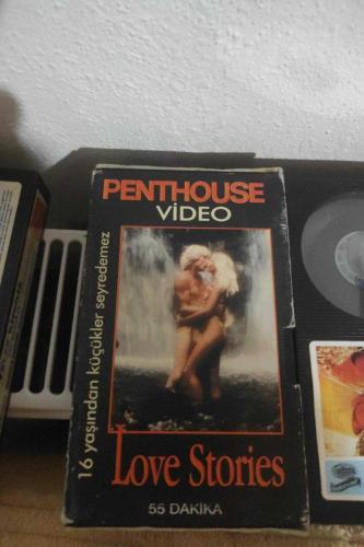 Babam iş Gezisinde - Ayı - Penthouse Aşk hikayeleri - Beni öper misin Betamax Kasetler