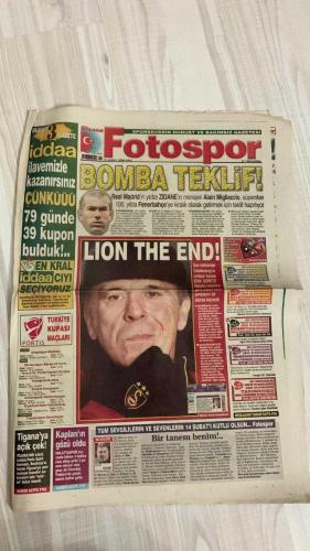 FOTOSPOR SPOR GAZETESİ - TURKISH NEWSPAPER - DOĞUM GÜNÜ HEDİYESİ  - EKSİKSİZ TAM TAKIM GAZETE - 14 ŞUBAT 2006 SALI  ZINEDINE ZIDANE – ALAIN MIGLIACCIO – ROBERTO CARLOS – NICOLAS ANELKA – ALEX DE SOUZA – LUCIANO – PARREIRA – CHRISTOPH DAUM – STJEPAN TOMAS – SASA ILIÇ – MONDRAGON – SONG – SAIDOU – HAKAN ŞÜKÜR – HASAN ŞAŞ – NECATİ ATEŞ – ÜMİT KARAN – TUNCAY ŞANLI – YILDIRAY BAŞTÜRK – ERIK GERETS – ÜNAL AYSAN – TURGAY KIRAN – ÖZHAN CANAYDIN – FARUK SÜREN – ERGUN GÜRSOY – MEHMET CANSUN – REFİK ARKAN – NİHAT ÖZDEMİR – İLHAN CAVCAV – UĞUR BORAL – SERGEN YALÇIN – TÜMER METİN – JUN – GÖKHAN GÜLEÇ – AHMED HASSAN – İBRAHİM ÜZÜLMEZ – SINAN VARDAR  ZIDANE İÇİN BOMBA TEKLİF: MENAJER MİGLIACCIO FENERBAHÇE’YE KİRALIK PLAN HAZIRLIYOR – 100. YILDA DEV HEDEFLER – PSG’DEN TIGANA’YA SINIRSIZ BÜTÇE – TRABZONSPOR’DA ALİ GÜZELDAL GÜNÜN ADAMI – GALATASARAY’DA GERETS: “ŞAMPİYON OLUNSA BİLE GİDERİM” – MALİ KRİZ VE BOYKOTLARA RAĞMEN ASLANLAR KÜKREDİ – CANAYDIN TEKRAR ADAY OLMAYACAK – GÜRSOY: “İÇERDEN VURULDUK” –