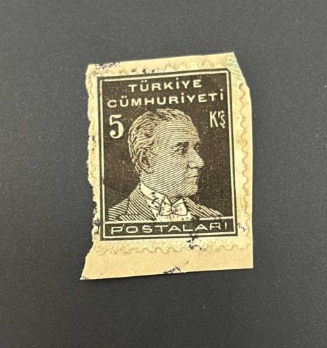 Türk Pulu - Turkish Stamp - Mektup Zarfından Kesilmiş / Postadan Geçmiş Pul Filateli -  DAMGALI - ATATÜRK TEMALI PUL,  5 KURUŞ - Türkiye Cumhuriyeti - NOSTALJİK DOĞUM GÜNÜ HEDİYESİ