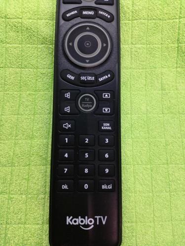 263 TÜRKSAT KABLONET KABLOTV I-KUTU ZTE AKILLI KUMANDAYI CİHAZA TANITMANIZ BAS KONUŞ TUŞU İLE SIFIR TUŞUNA AYNI ANDA CİHAZA YAKIN MESAFEDE 10 SANİYE BASILI TUTUN 500 TL.263