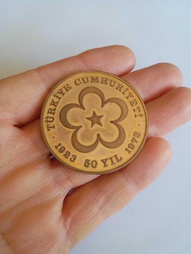 Türkiye Cumhuriyet Gençlik ve Spor Bakanlığı  1923-1973 Altın Kaplama 50.Yıl Madalyonu. Nadir dir. Ölçü çap 4.5cm