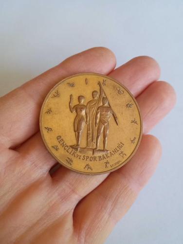 Türkiye Cumhuriyet Gençlik ve Spor Bakanlığı  1923-1973 Altın Kaplama 50.Yıl Madalyonu. Nadir dir. Ölçü çap 4.5cm