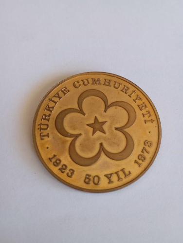 Türkiye Cumhuriyet Gençlik ve Spor Bakanlığı  1923-1973 Altın Kaplama 50.Yıl Madalyonu. Nadir dir. Ölçü çap 4.5cm
