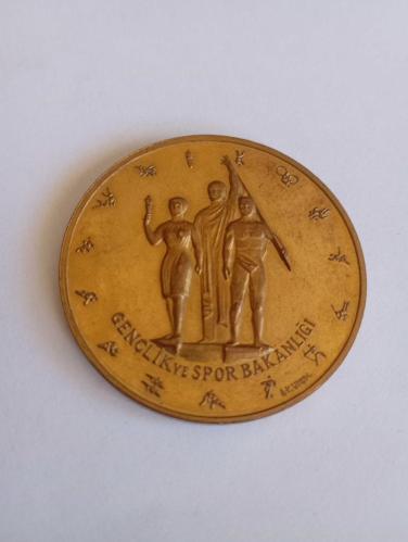 Türkiye Cumhuriyet Gençlik ve Spor Bakanlığı  1923-1973 Altın Kaplama 50.Yıl Madalyonu. Nadir dir. Ölçü çap 4.5cm