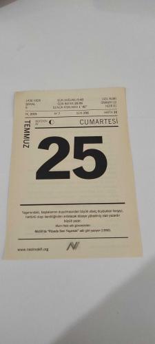 25 Temmuz 2015-Orijinal Takvim Yaprağı-Doğum Günü-Söz,Nişan,Nikâh,Düğün ve Önemli Günler Hediyesi-Nesin Vakfı Takvimi-Midilli'de ''Rüyada Seni Yaşamak'' adlı şiiri yazıyor (1990).-Var Mı Delilik Gibisi?-Aziz Nesin'in Herkesin İşi Gücü Var adlı kitabından.