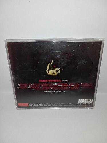 CD Kazım Koyuncu hayde albümü. Orijinal. Dinlemeyi etkilemeyen yoğun çizikler var. Sorunsuz çalışıyor. Kartonet Tertemiz